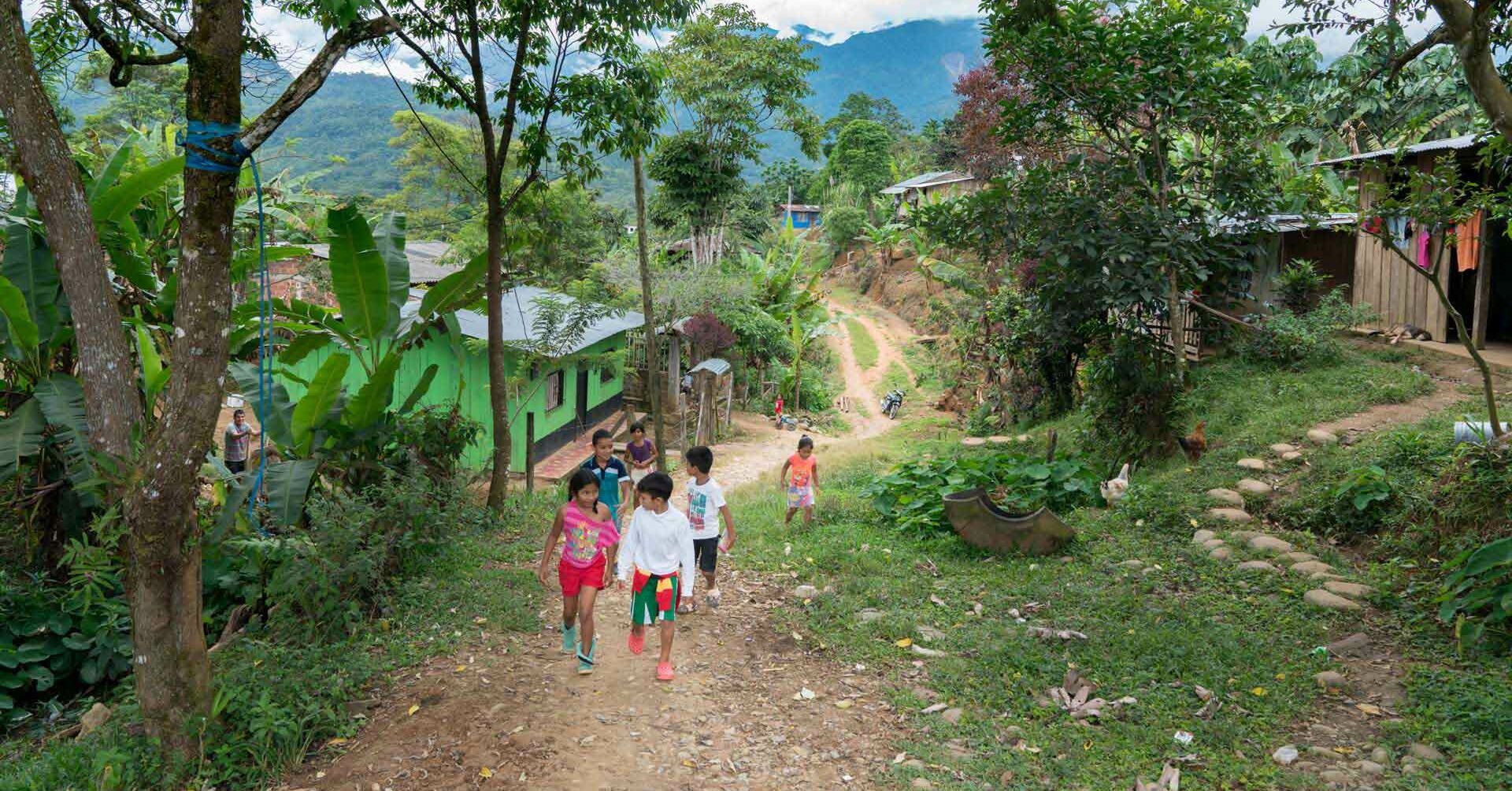 Kolumbien Kinder laufen auf Weg im Wald Kolumbien_RF2145371.jpg