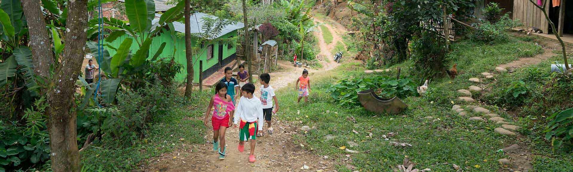 Kinder auf Weg durch Dorf