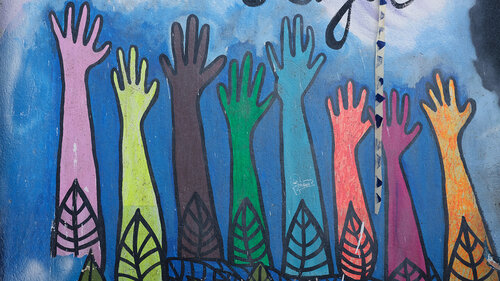 gemalte bunte Arme und Hände