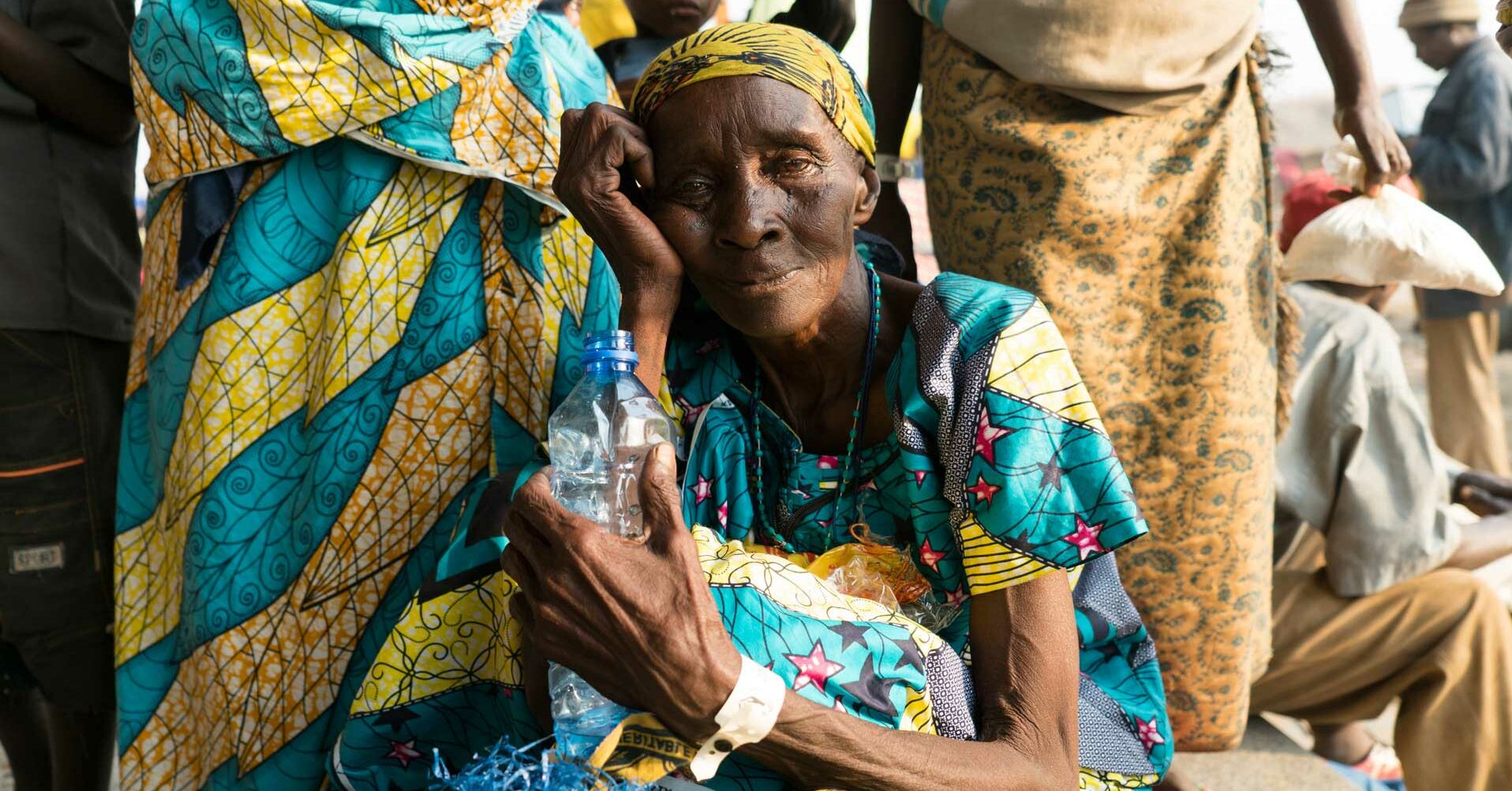 Alte Frau mit Wasserflasche in der Hand, Blick in die Kamera RF2152920-1920x1080.jpg