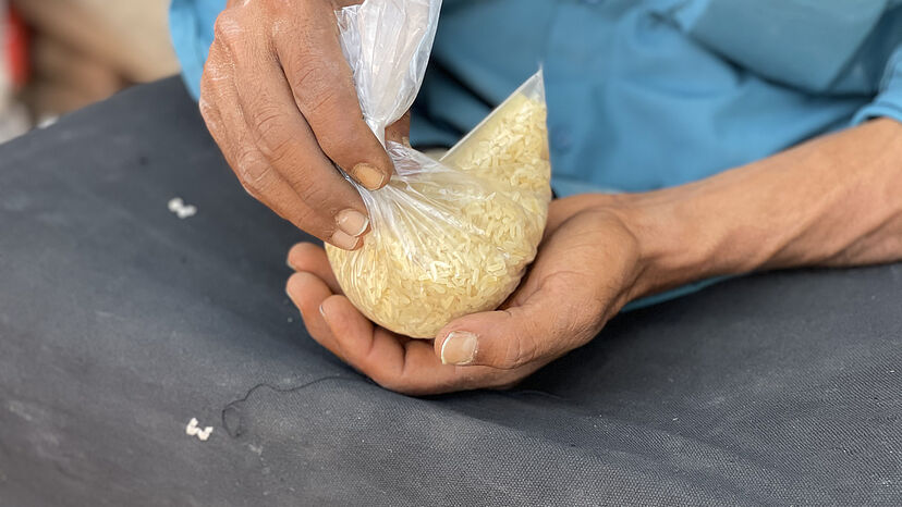 Diese kleine Tüte Reis kostet umgerechnet knapp 70 Cent. Ein Preis, den sich viele Jemenit*innen und Flüchtlinge nur mit Mühe leisten können. Millionen von Menschen müssen täglich um ihr Überleben kämpfen, denn im Jemen herrscht eine der größten Ernährungsunsicherheiten weltweit. 2 Millionen Kinder sind akut unterernährt. Die gesundheitlichen Folgen für Kinder und Erwachsene sind verheerend und können tödlich sein.