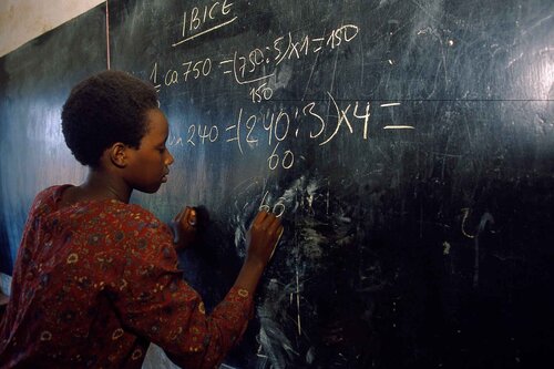 Mädchen an Schultafel
