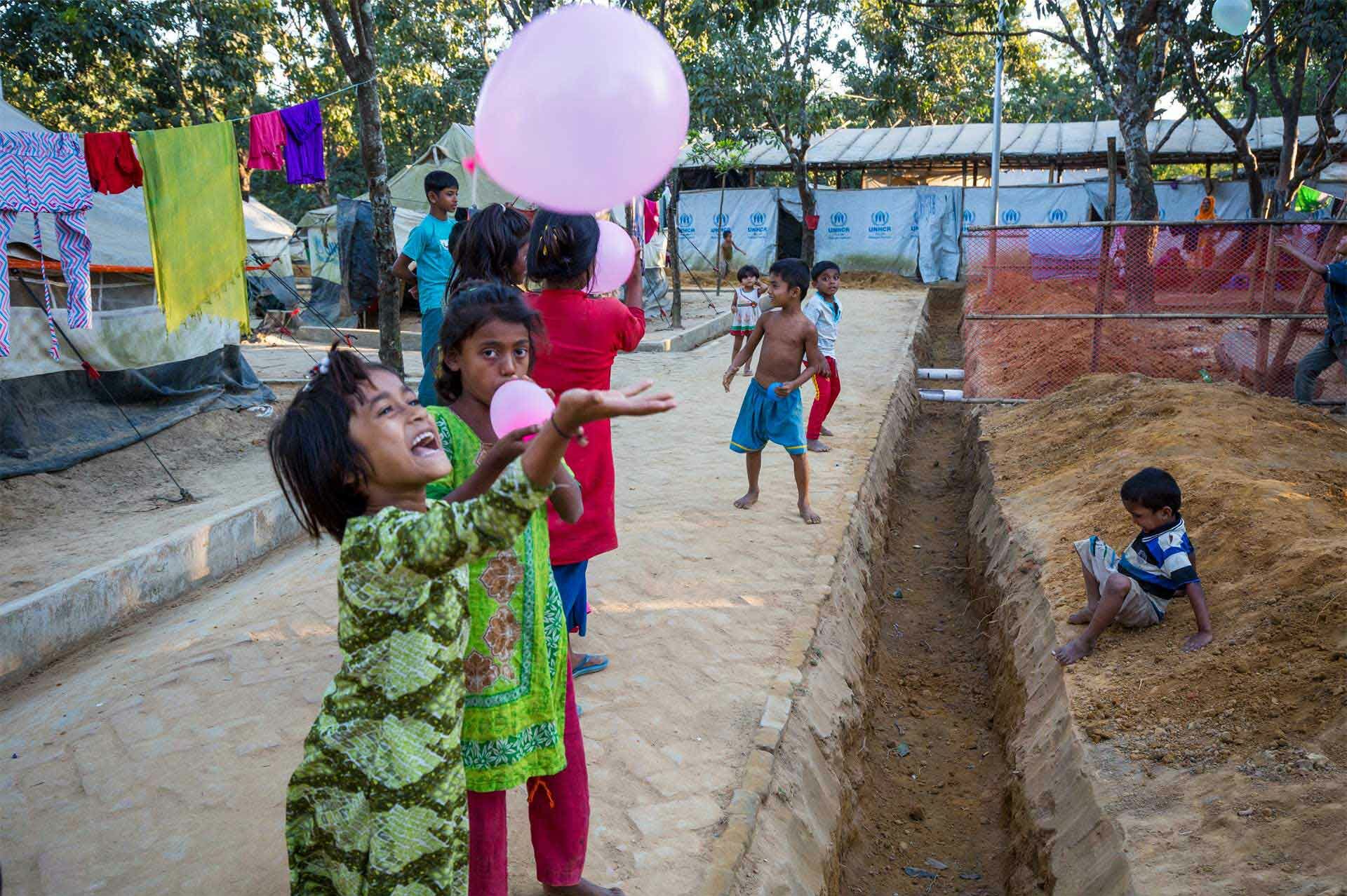 Flüchtlingskinder mit Ballon