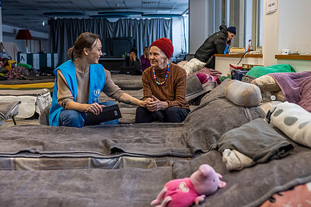 UNHCR-Helferin mit älterer Frau