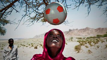 Mädchen spielt Fußball