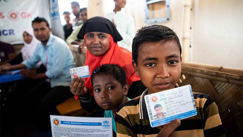 Ausweisdokumente: Eine Rohingya-Flüchtlingsfamilie aus Myanmar zeigt ihre neuen Ausweisdokumente, die sie nach der Registrierung durch den UNHCR erhalten haben.