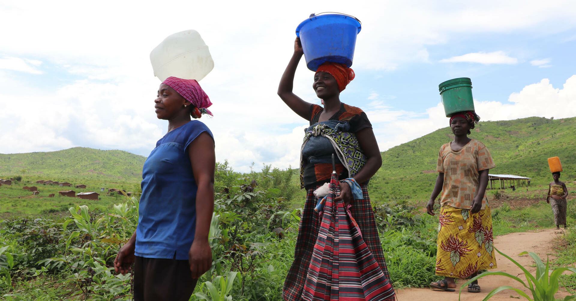 Drei Frauen Wassertragen Burundi  RF2259770_IMG_2470_fin.JPG