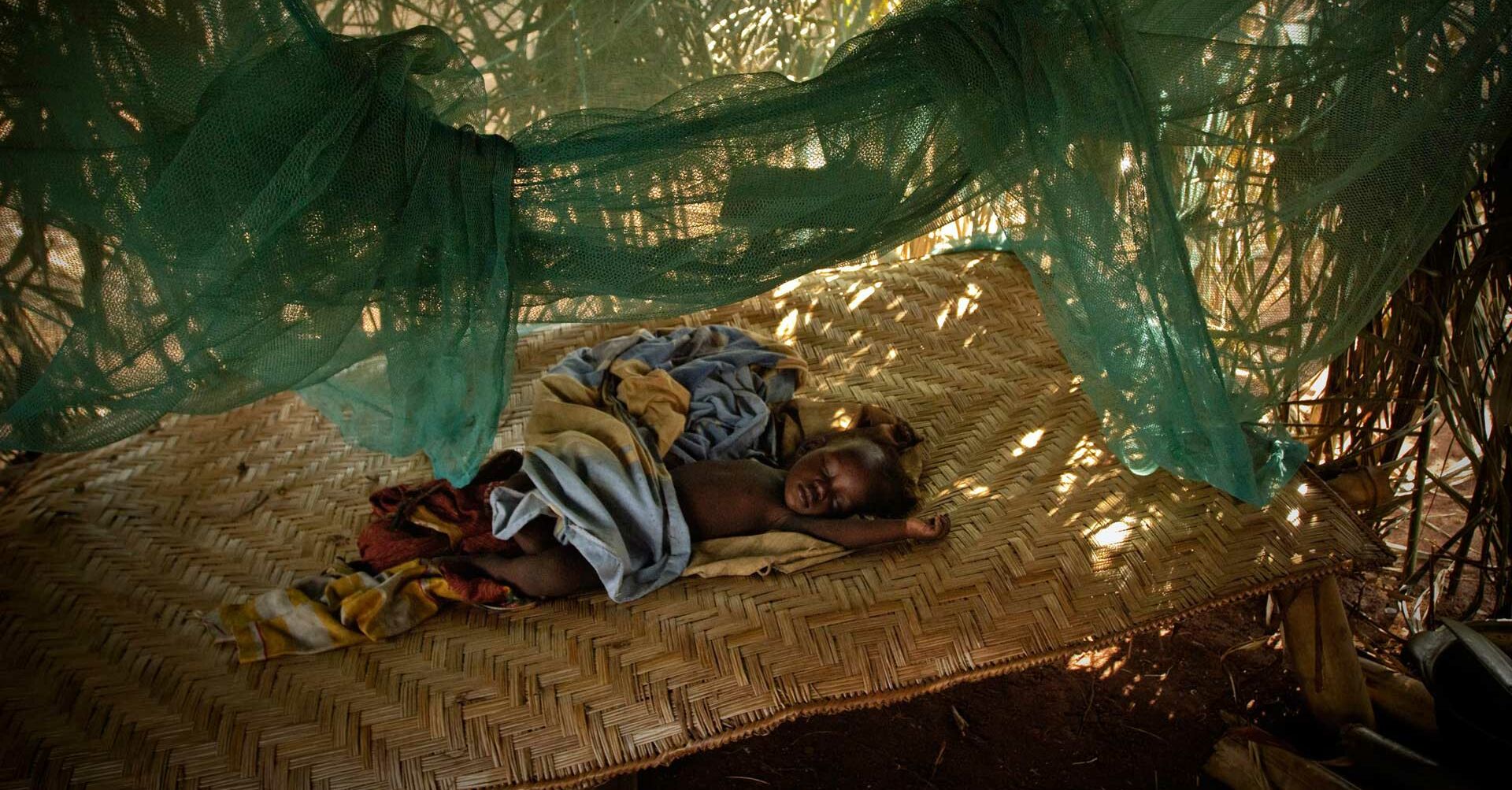 Kind unter Insektennetz schlafend, Malaria  RF158977-1920x1080.jpg