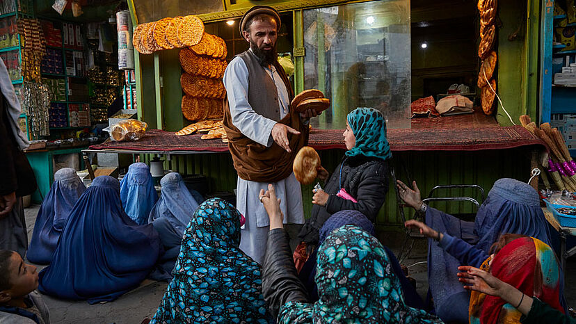 Frauen und Kinder betteln vor einer Bäckerei für Brot. Die Wirtschaftskrise und extreme Sicherheitslage hat viele Afghanen, die schon vorher nahe der Armutsgrenze lebten, in extreme Armut gestürzt. Die Zahl der Bettler auf Kabuls Straßen steigt täglich.