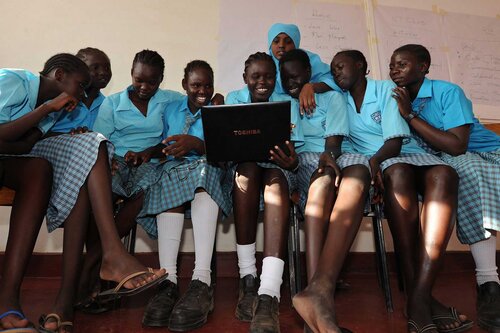 Schülerinne um Laptop