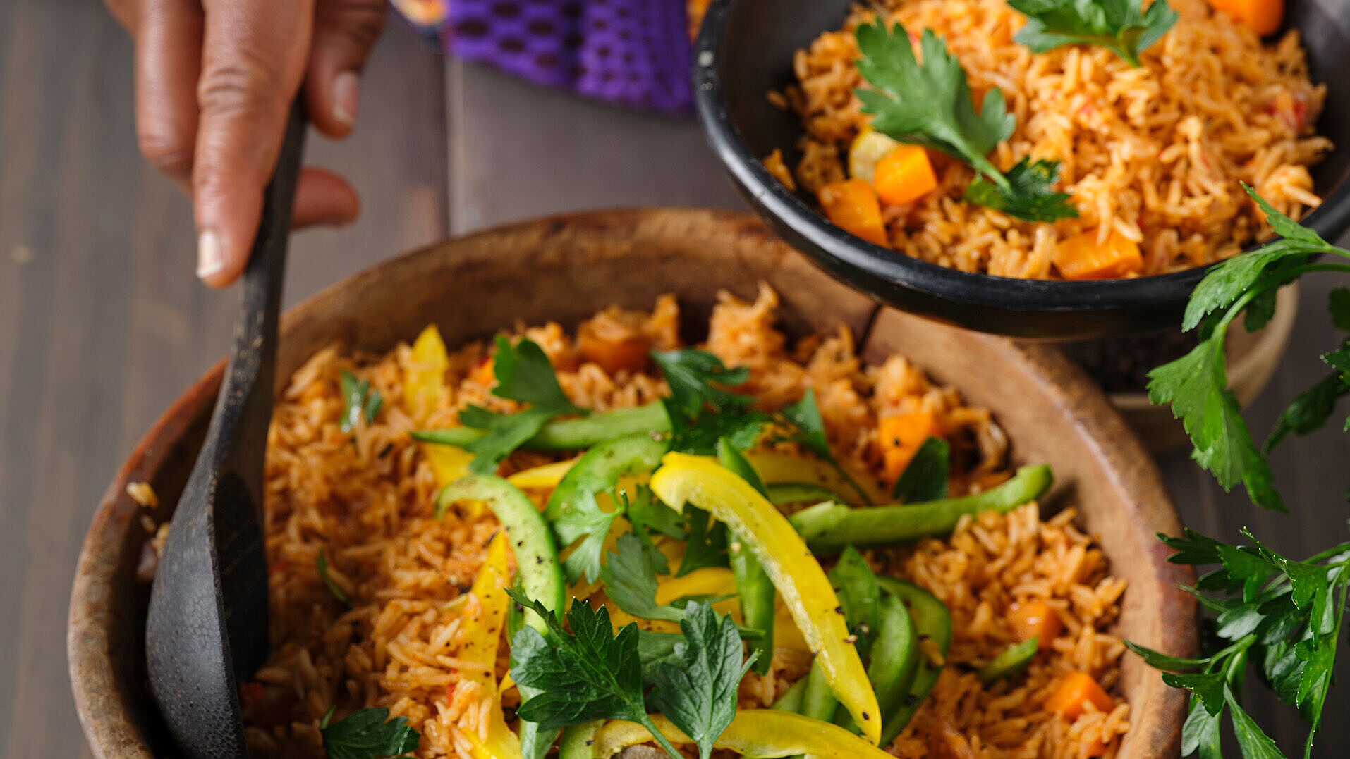 Eine große Schale Jollof Reis