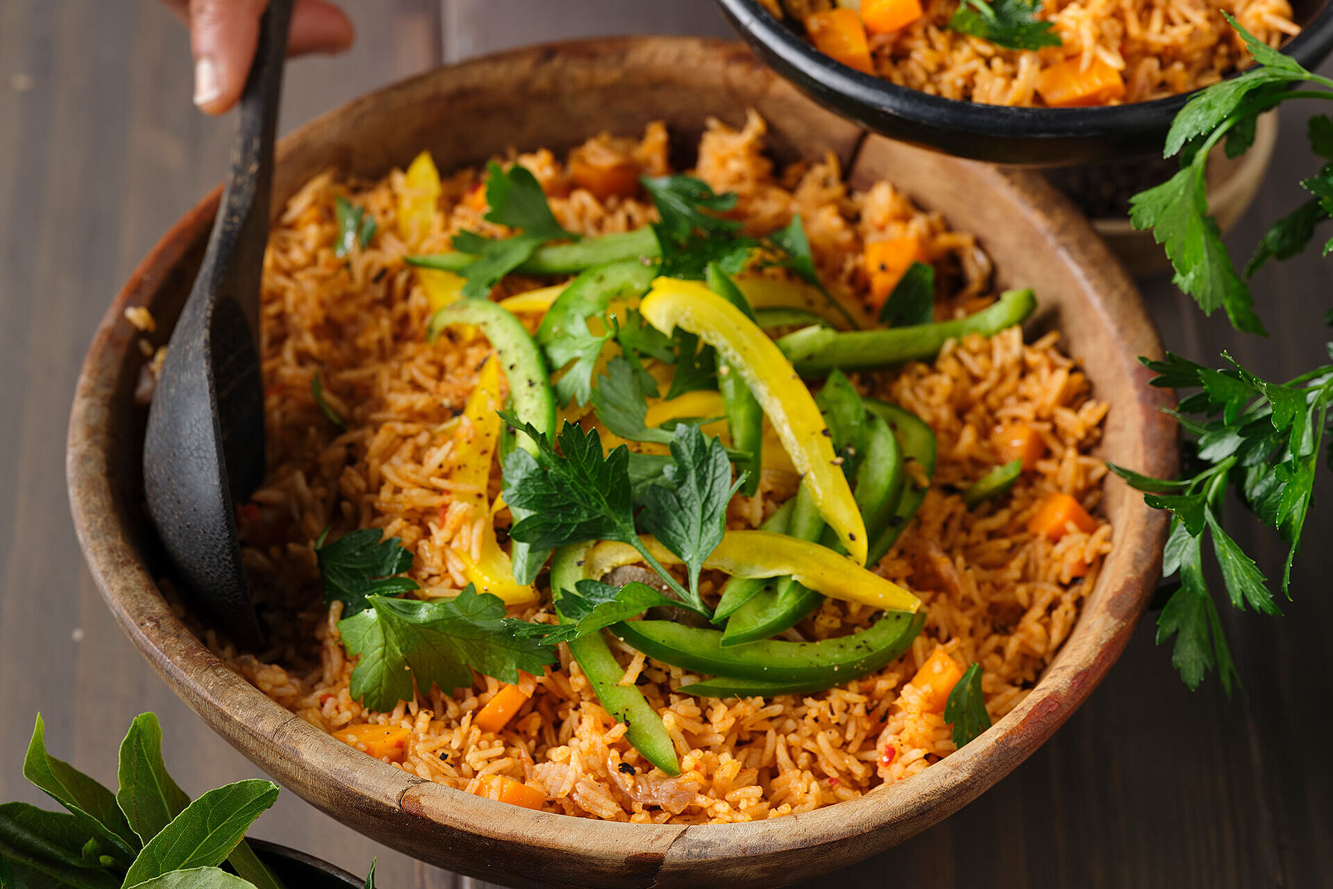 Eine große schüssel Jollof Reis