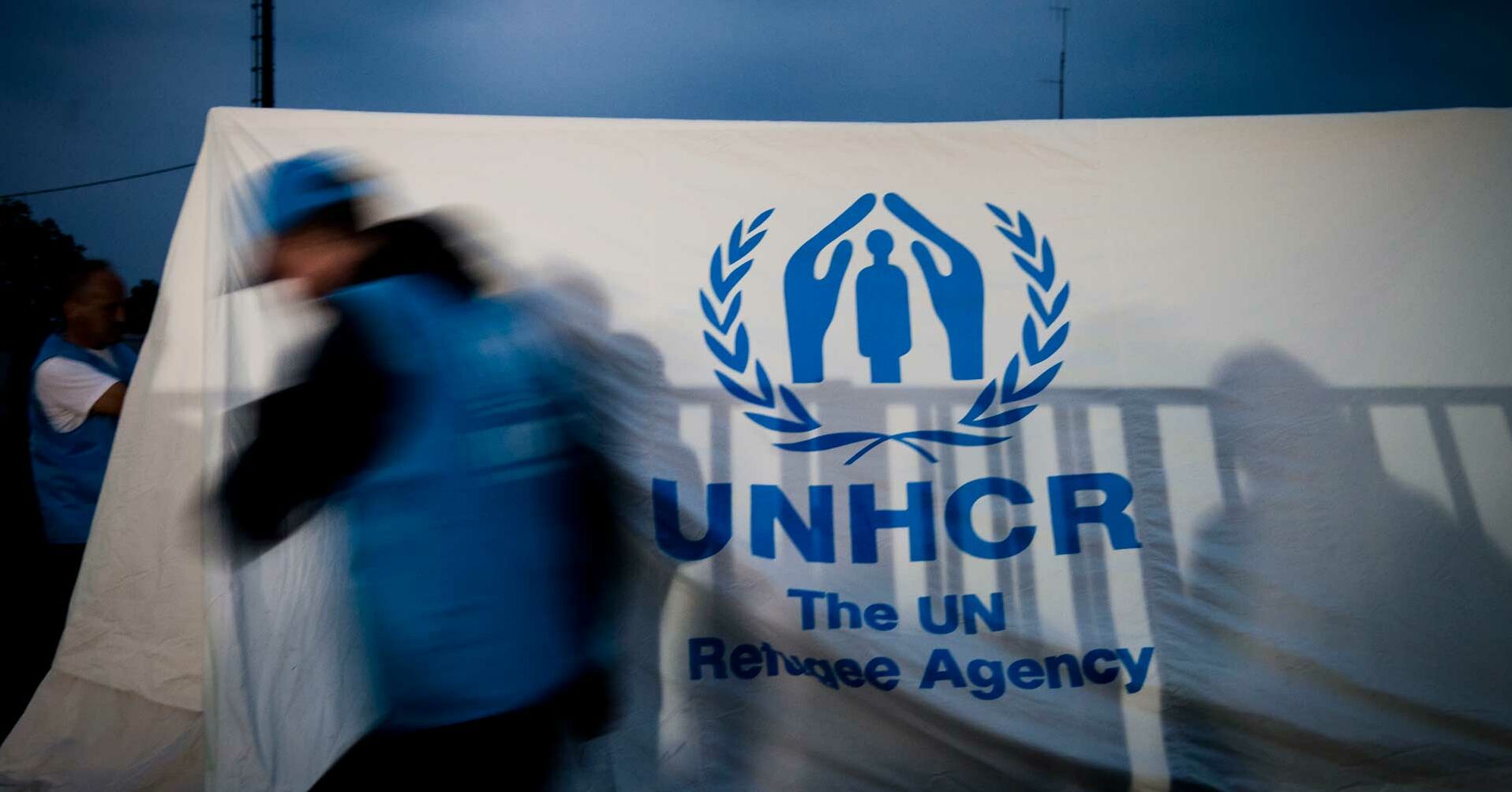 UNHCR-Helfer vor Flüchtlingszelt RF224203_UNHCR.jpg