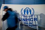 UNHCR-Helfer vor Flüchtlingszelt