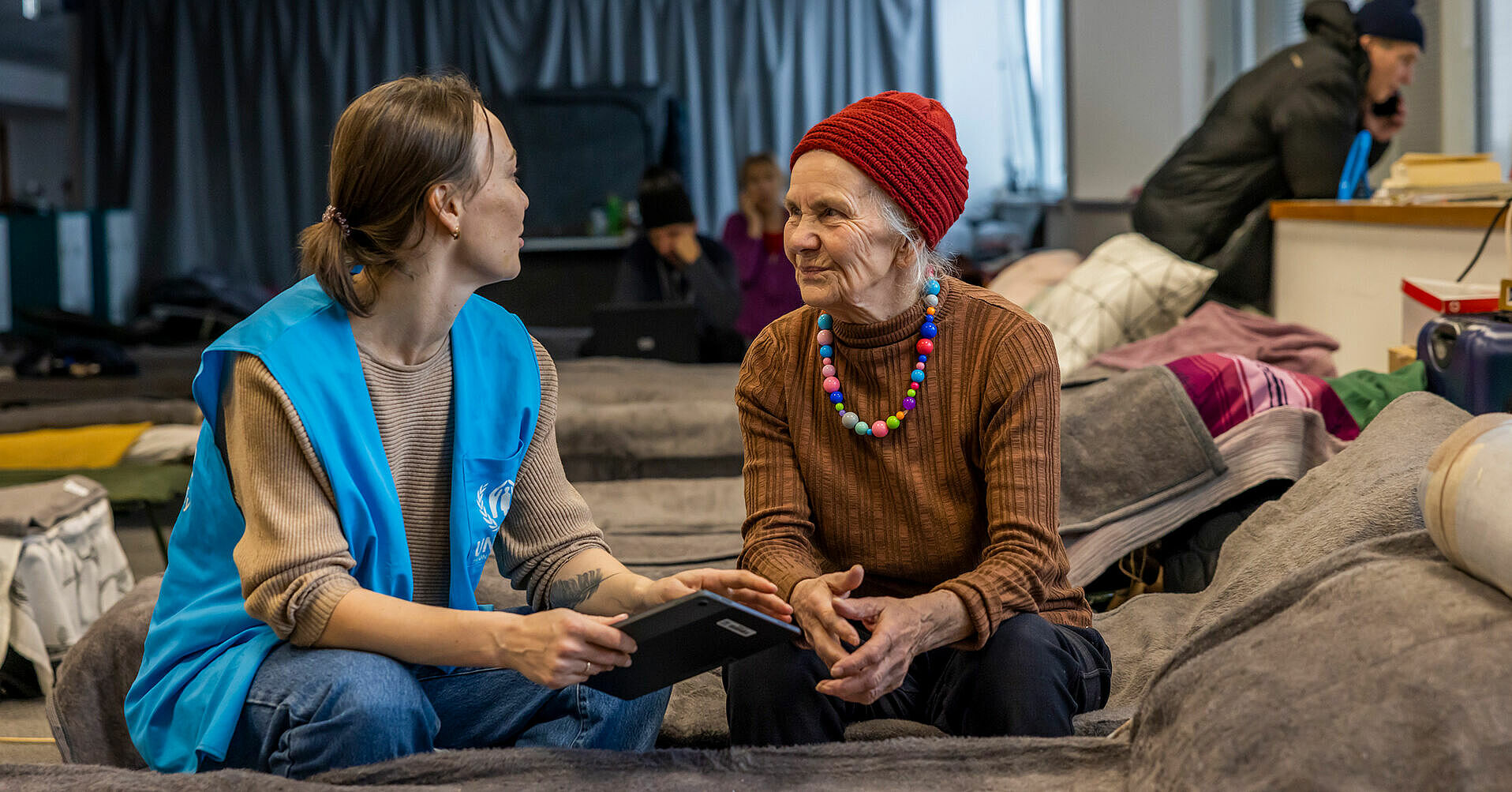 UNHCR-Helferin im Gespräch mit älterer Flüchtlingsfrau RF1261202.jpg