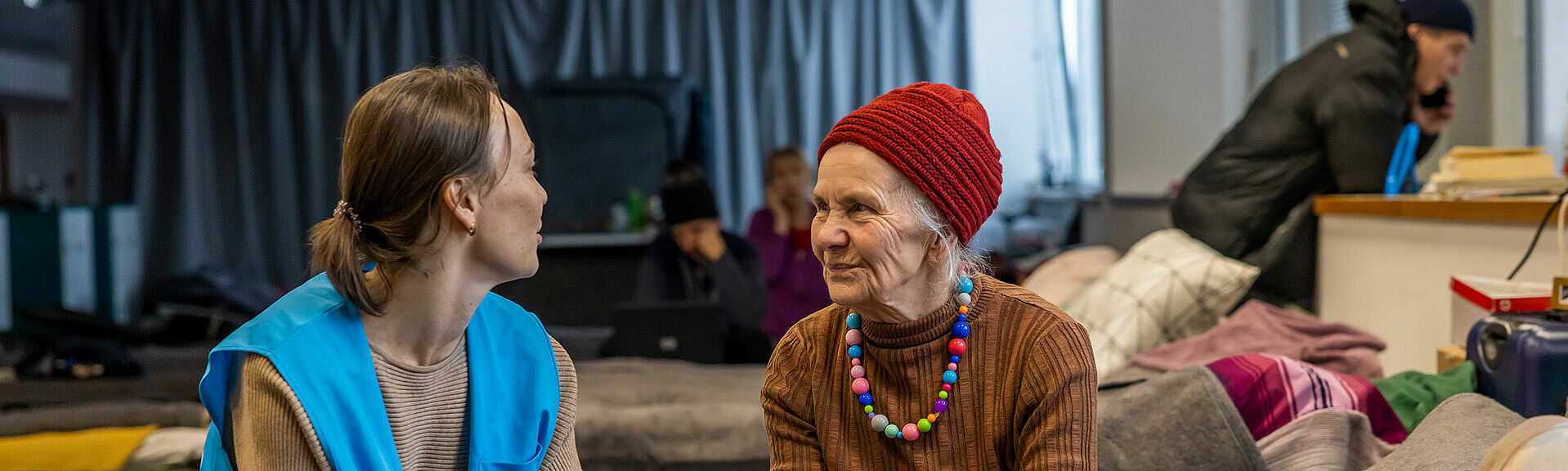 Alte Frau spricht mit UNHCR-Helferin
