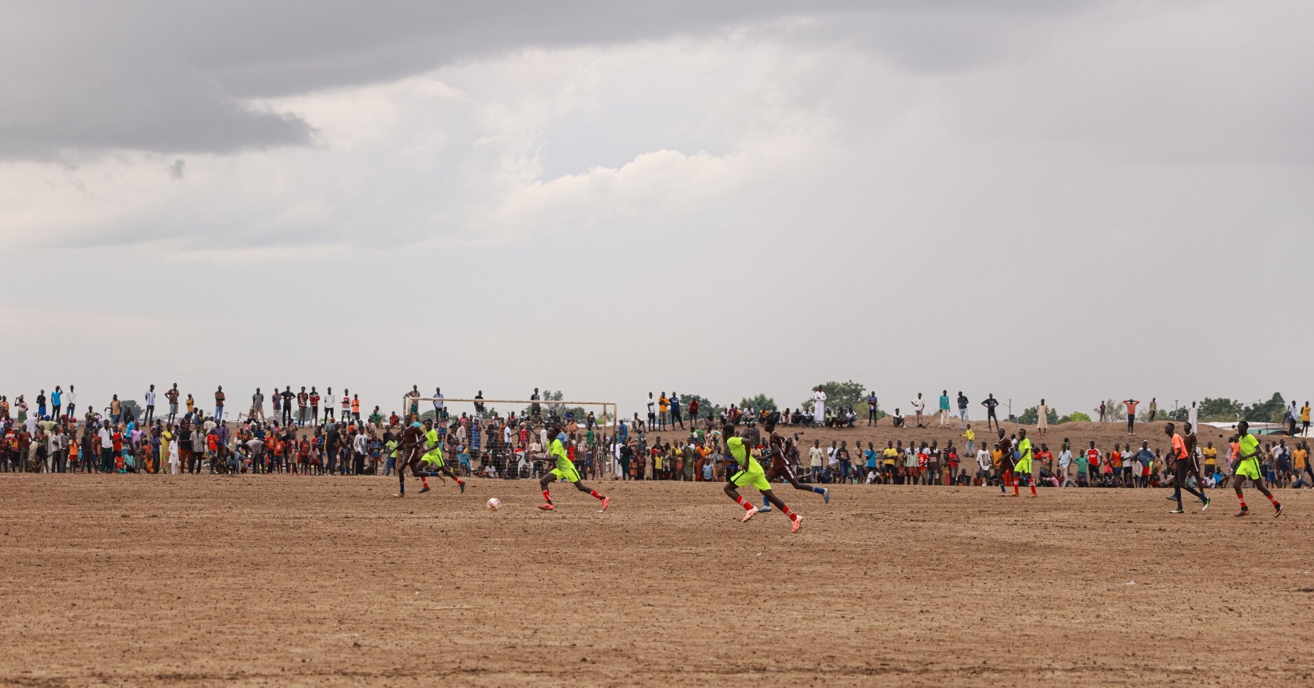 Fußballspiel auf staubigem Spielfeld in Afrika RF1402752_Fussball.jpg