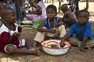 Flüchtlingskinder beim Essen