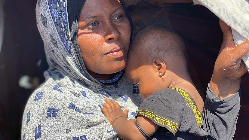 Frau mit Kind in Jemen