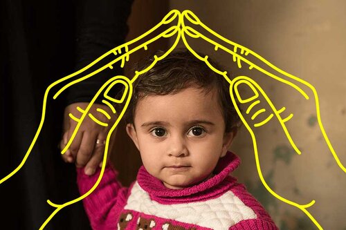 Website Header, Kind unter gezeichneten Händen