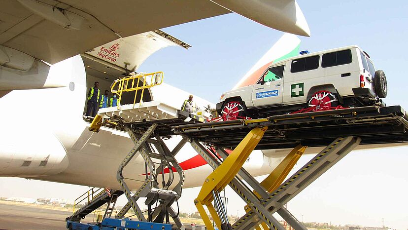 Um die lebensrettenden Nothilfemaßnahmen für Flüchtlinge aus Tigray im Ostsudan umsetzen zu können, flog der UNHCR 24 Fahrzeuge, darunter 2 Krankenwagen, nach Khartoum, Sudan, ein.