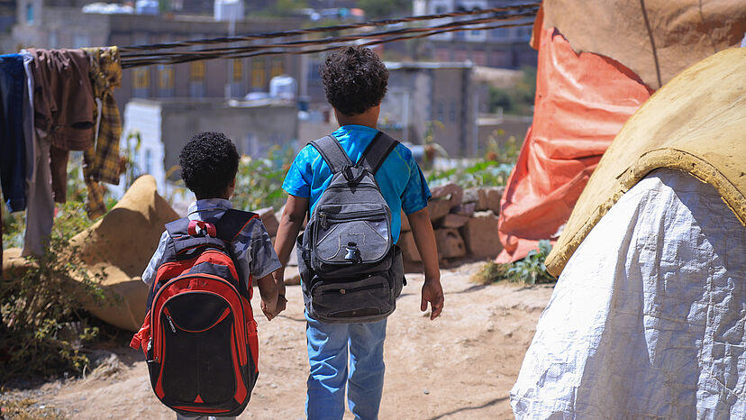 Fast 2 Millionen Kinder zwischen 6 und 14 gehen im Jemen nicht zur Schule. Von den arabischen Staaten, hat der Jemen hinter Sudan die höchste Anzahl an Kindern, die nicht zur Schule gehen. Im letzten Jahr konnten mehr als 7.000 Flüchtlingskinder die Grund- und weiterführende Schule, durch die Unterstützung des UNHCR, besuchen.