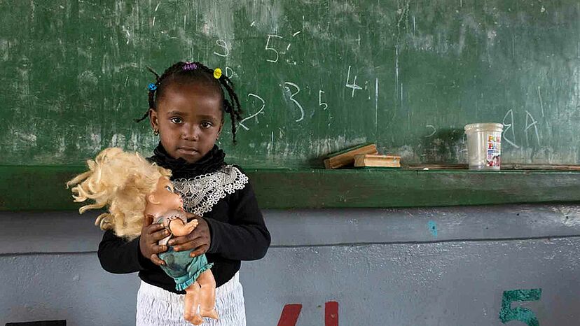 Dafroza, 5 Jahre alt, wartet auf den Beginn des Unterrichts in der Mtendere-Vorschule im Flüchtlingslager Dzaleka in Malawi. Sie wurde in diesem Lager geboren und besucht seit zwei Jahren die Vorschule.