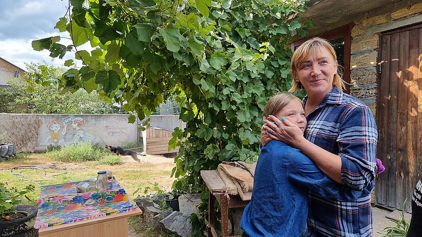 Inna, 40, erhält vom UNHCR Unterstützung bei der Reparatur des Hauses, in dem sie mit ihren vier Kindern Katya, Kolya, Vadym und Bodya lebt. 