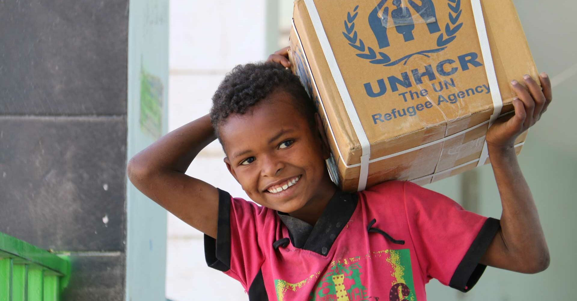 Infotag Nachlassregelung Junge-mit-Hilfspake-UNHCRMohammed-Al-Hasani.jpg