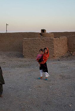 Afghanische Kinder in Landschaft