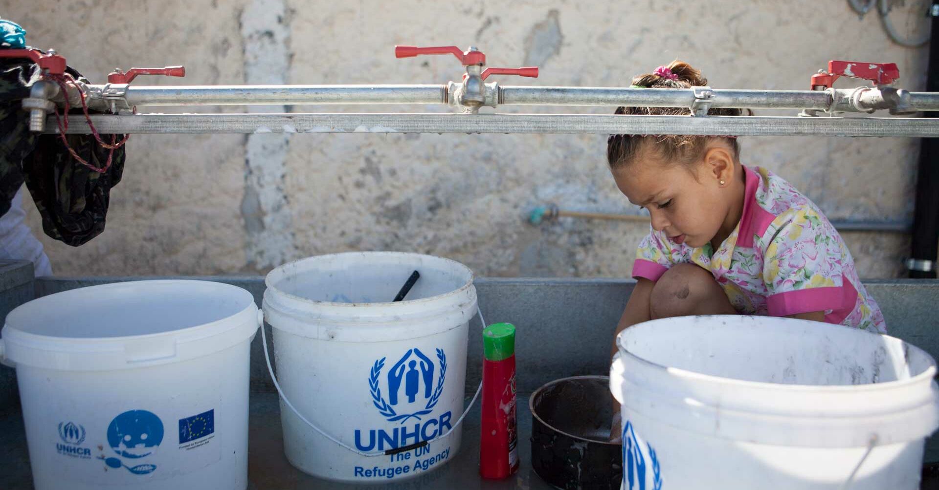 Mädchen an Wasserstelle UNHCR_Corona_Griechenland_Postcode_Lotterie.jpg