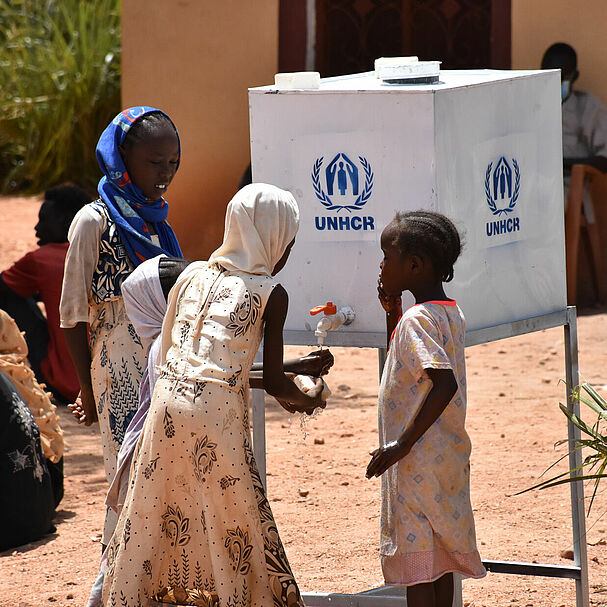 Kinder waschen sich die Hände im Sudan, informationen über die Corona Pandemie
