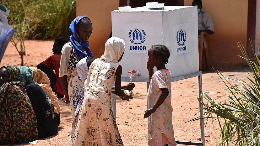 Im Sudan...
- versorgt der UNHCR Flüchtlinge, Binnenvertriebene und Aufnahmegemeinschaften mit Seife. - führt der UNHCR mit anderen UN-Organisationen und dem Gesundheitsministerium eine umfangreiche Sensibilisierungskampagne über den Virus und seine Verbreitung in mehreren Sprachen durch. - werden Geflüchtete, die einer Risikogruppen angehören, in den nationalen Impfstoffeinsatzplan aufgenommen. - unterstützt der UNHCR Schulungen für medizinisches Personal in Flüchtlingslagern.

