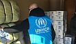 UNHCR-Mitarbeiter mit Hilfsgütern
