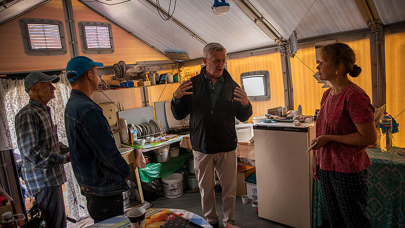 UN-Hochkommissar für Flüchtlinge, Filippo Grandi, verschafft sich bei einem Besuch der Region einen Überblick über die Zerstörung und die aktuellen Lebensumstände der Menschen.