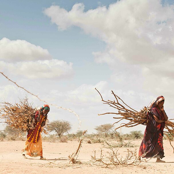 Klimawandel, Zwei Frauen in der Wüste 