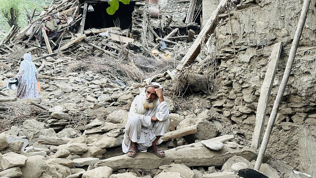 Mann vor Trümmern nach Erdbeben in Afghanistan
