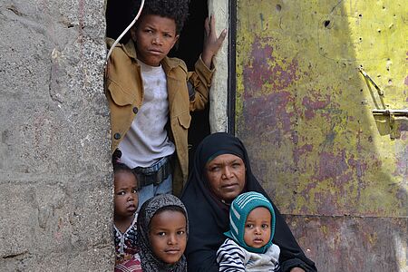 Fatima und ihre Kinder im Binnenvertriebenenlager Al Etizaz nahe der jemenitischen Hauptstadt Sanaa
