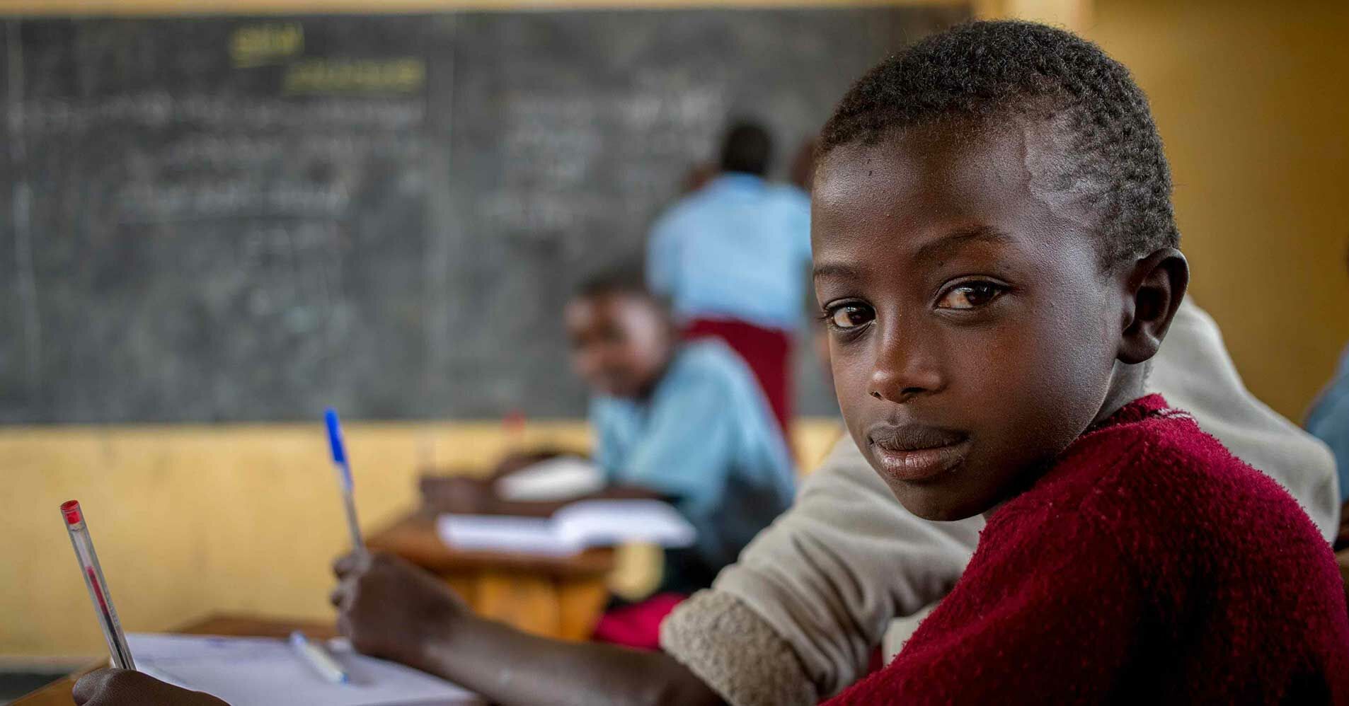 Kind mit Stift in Klassenraum  RF2156223_Ruanda.jpg