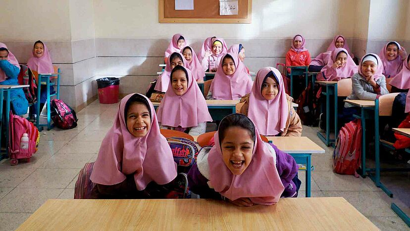 Iranische und afghanische Flüchtlingskinder in der sechsten Klasse der Vahdat-Schule in Isfahan.