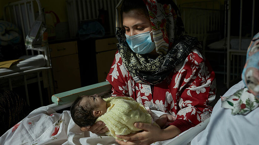 Die 22-jährige Najiba* hält ihren Sohn in den Armen. Das 43 Tage alte Baby leidet unter Mangelernährung. Viele Mütter in Kabul können ihre Kinder nicht mehr stillen, weil sie selbst unterernährt sind.