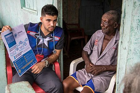 Flüchtling informiert ältere Menschen über Gesundheitsmaßnahmen