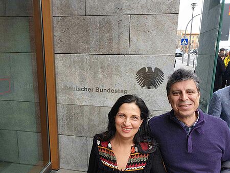 Jameel Juratly mit seiner Frau Kenana vor dem Bundestag in Berlin