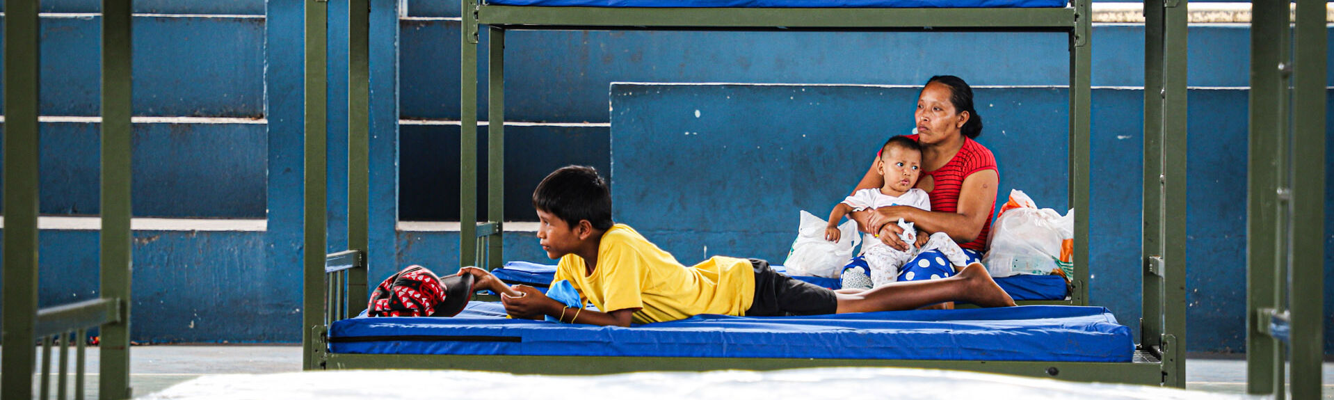 Brasilien Menschen auf Stockbetten in Turnhalle