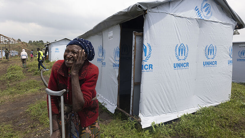 alte Dame vor UNHCR Hütte