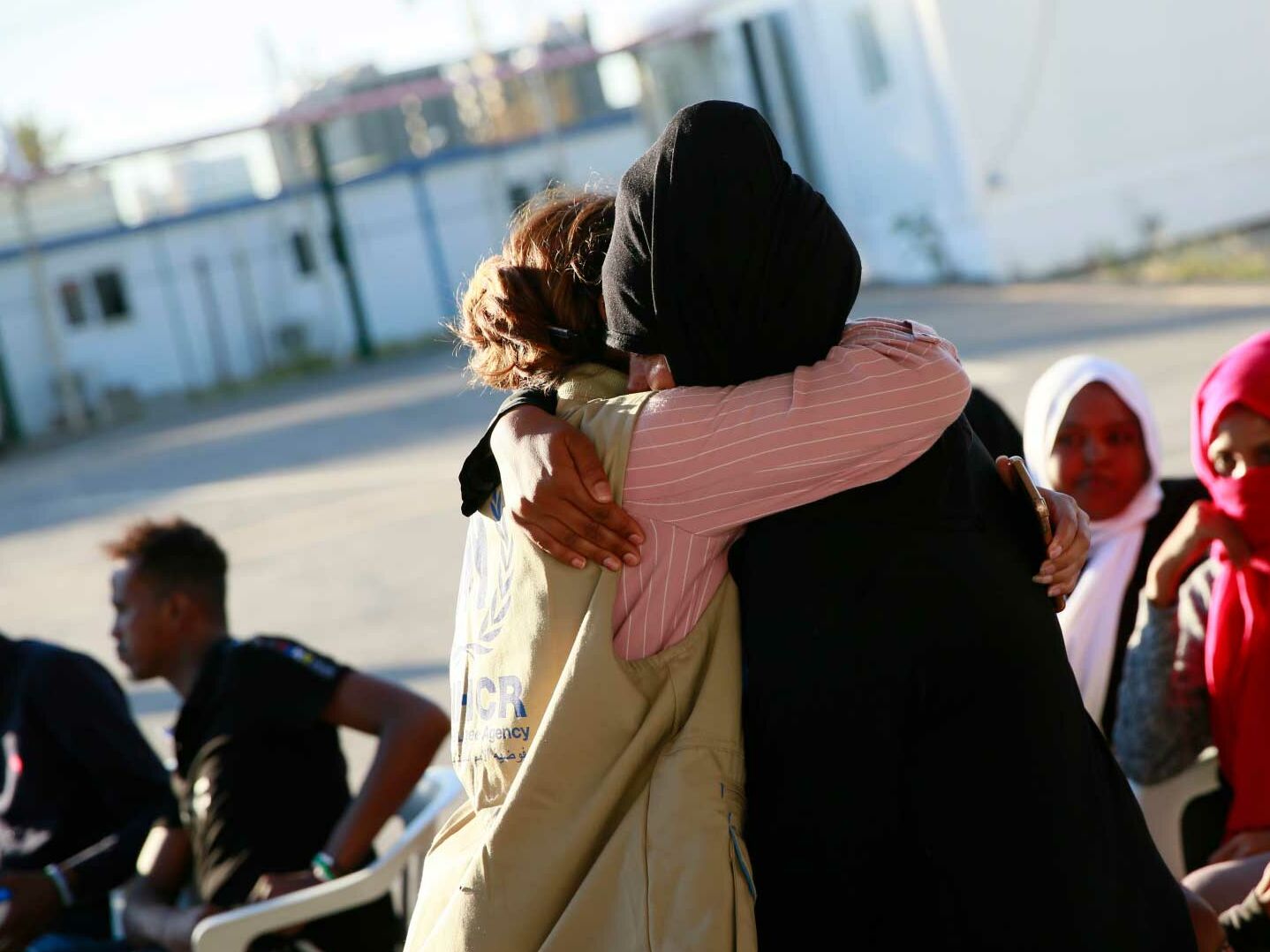 UNHCR-Mitarbeiterin umarmt Geflüchtete