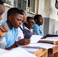 Uganda, Jungen in der Schule 