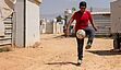Wie lange können Sie einen Ball hochhalten? Der 14-jährige Rwais lebt im Flüchtlingscamp Zaatari in Jordanien und trainiert täglich. 