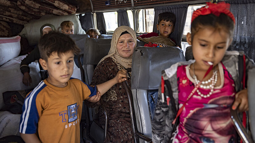 Eine große Familie mit jungen Kindern in einem Reisebus