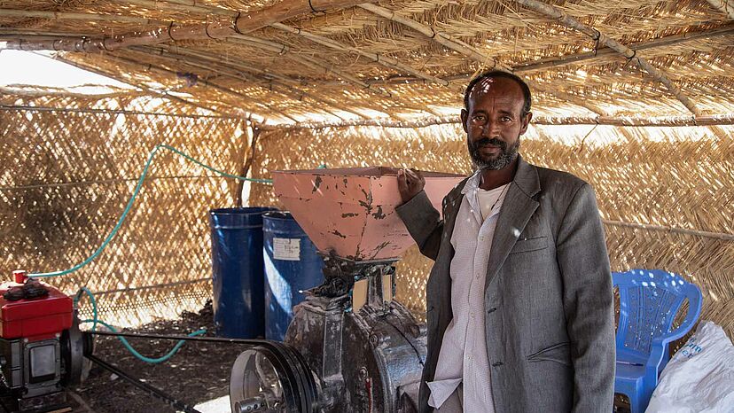 Berhane Tilaho ist 48 Jahre alt. Wie viele andere Flüchtlinge, die aus Tigray geflohen sind, hat er seinen gesamten Besitz verloren und ist mit sehr wenig entkommen. Berhane begann nach seiner Ankunft im Flüchtlingslager Tunaydbah nach Möglichkeiten zu suchen, etwas Geld zu verdienen. Da er nicht die Mittel hatte, um ein Geschäft zu gründen, fand er einen Job in der örtlichen Gemeinde. Er arbeitet in einer kleinen Mühle, wo er ein kleines Einkommen erzielt, um seine Familie zu unterstützen.